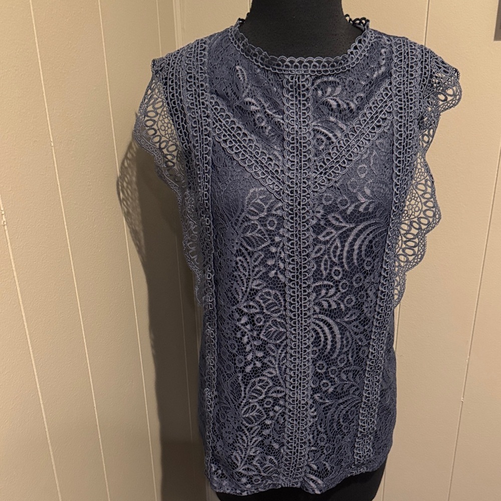 Cable & Gauge stretch deep cornflower blue lined lace sleeveless top. Medium.